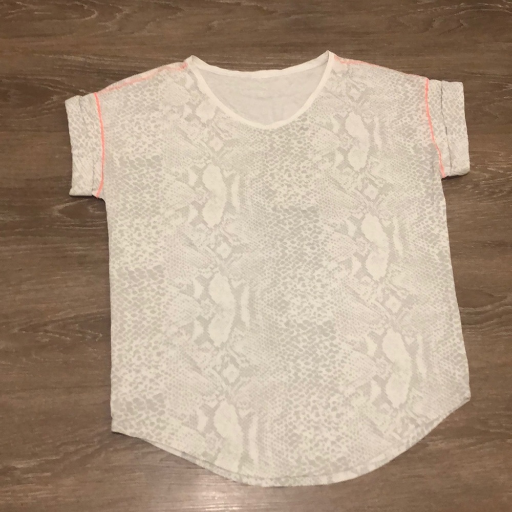 Lululemon everyday shirt size 6